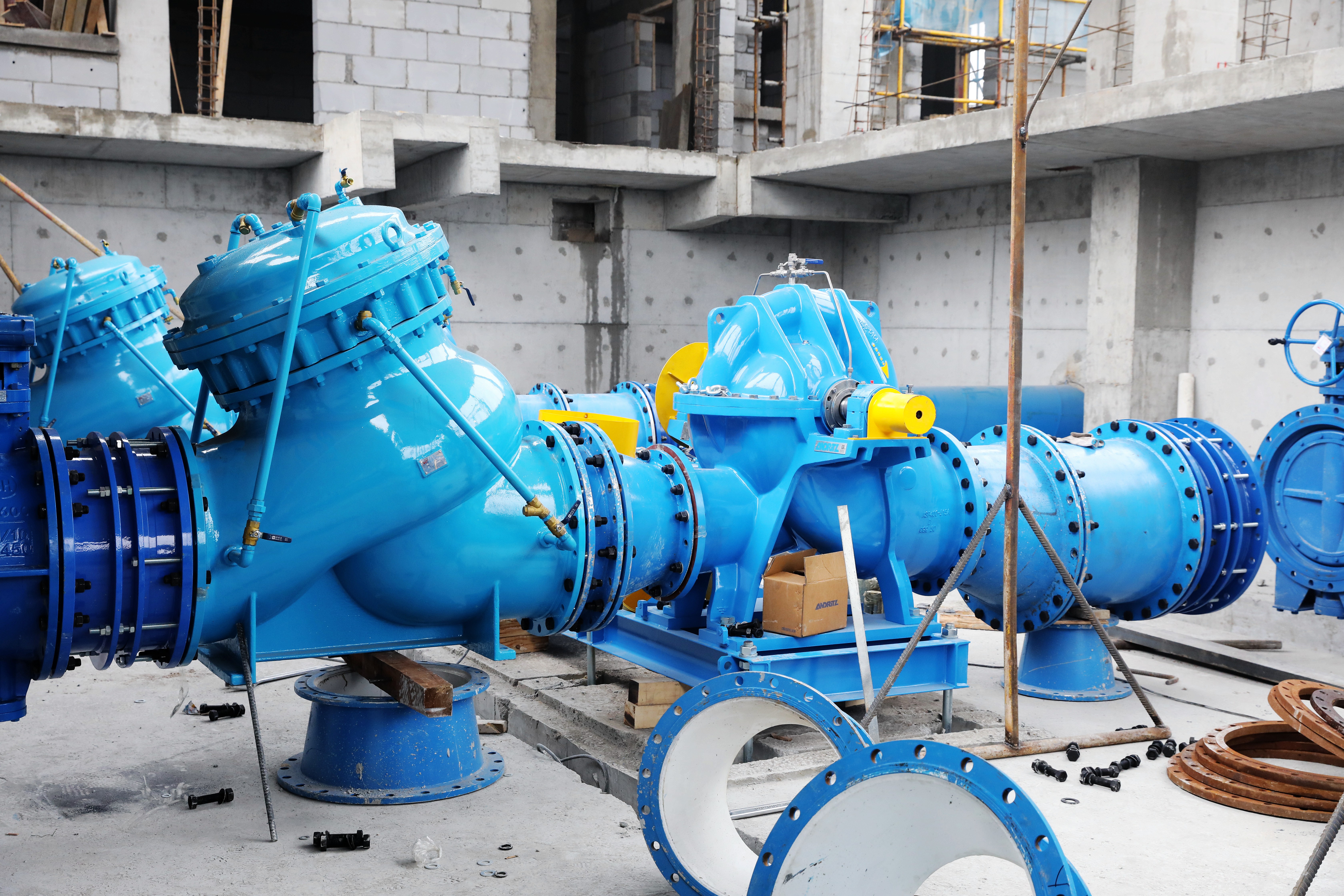 项目攻坚丨颍东区配水厂增压泵房水泵安装